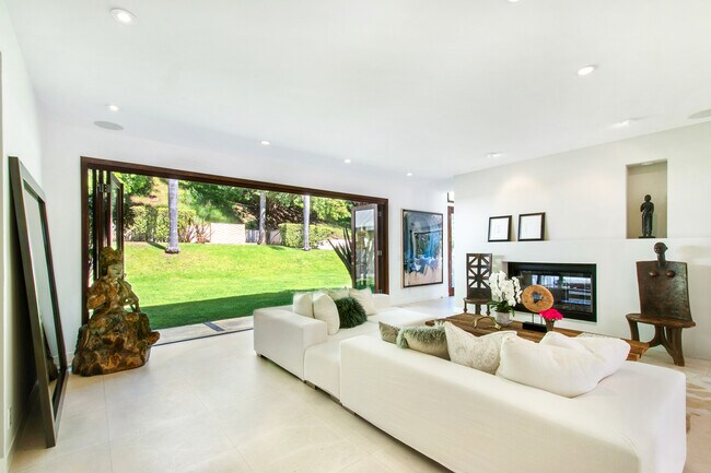 Living room - 1290 San Ysidro Dr