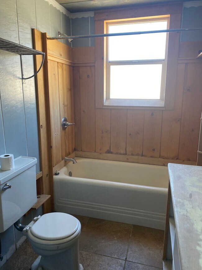 Building Photo - Large 3BR 2Bath Apartment above a deliciou...