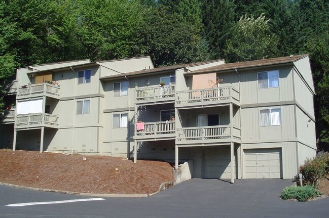 Foto del edificio - Beautiful Southeast Eugene hillside location  (See new specials!)