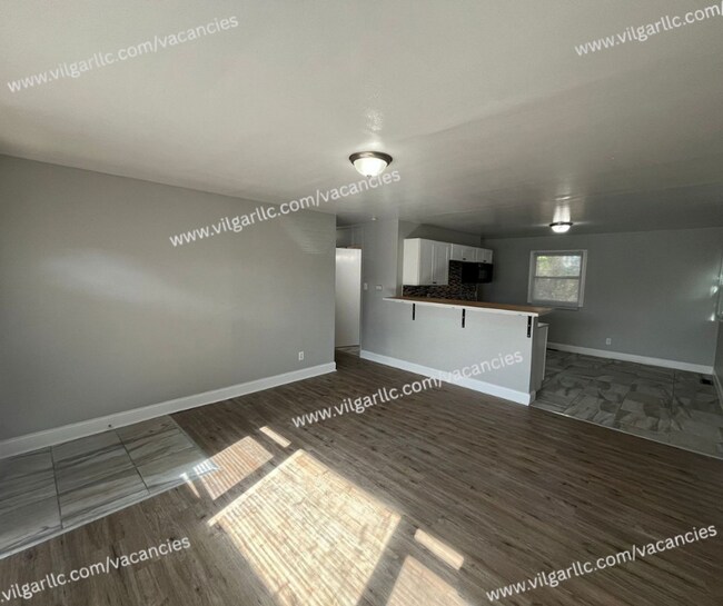 Building Photo - 3 spacious bedrooms, 1 updated bathroom ho...