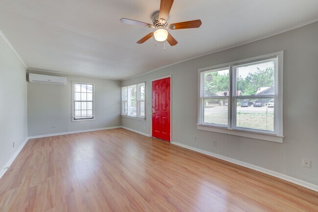 Foto del edificio - COMING SOON! Newly Renovated 2 Bed / 1 Bath house! Apply today!