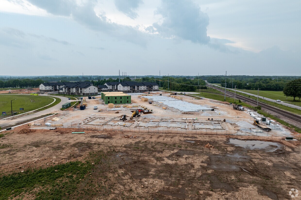 The Pinnacle at Stone Creek Falls Apartments in Republic, MO