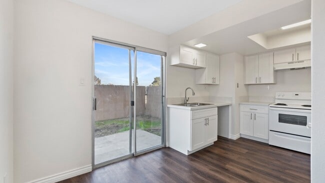 Foto del edificio - Chula Vista - Two Weeks FREE Renovated 2 bed /1.5 bath Two-Story Townhome w/ Private Yard