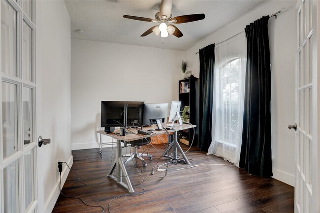 Foto del edificio - 11319 Windy Creek Dr
