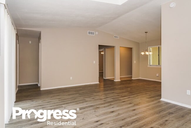 Building Photo - 2125 Queen Palm Dr