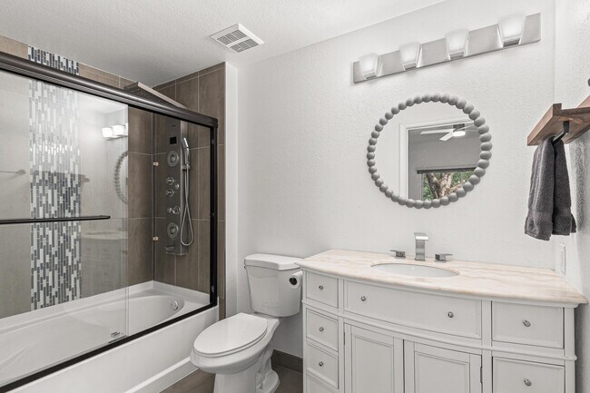 Foto del edificio - 250 Crestwood Cir