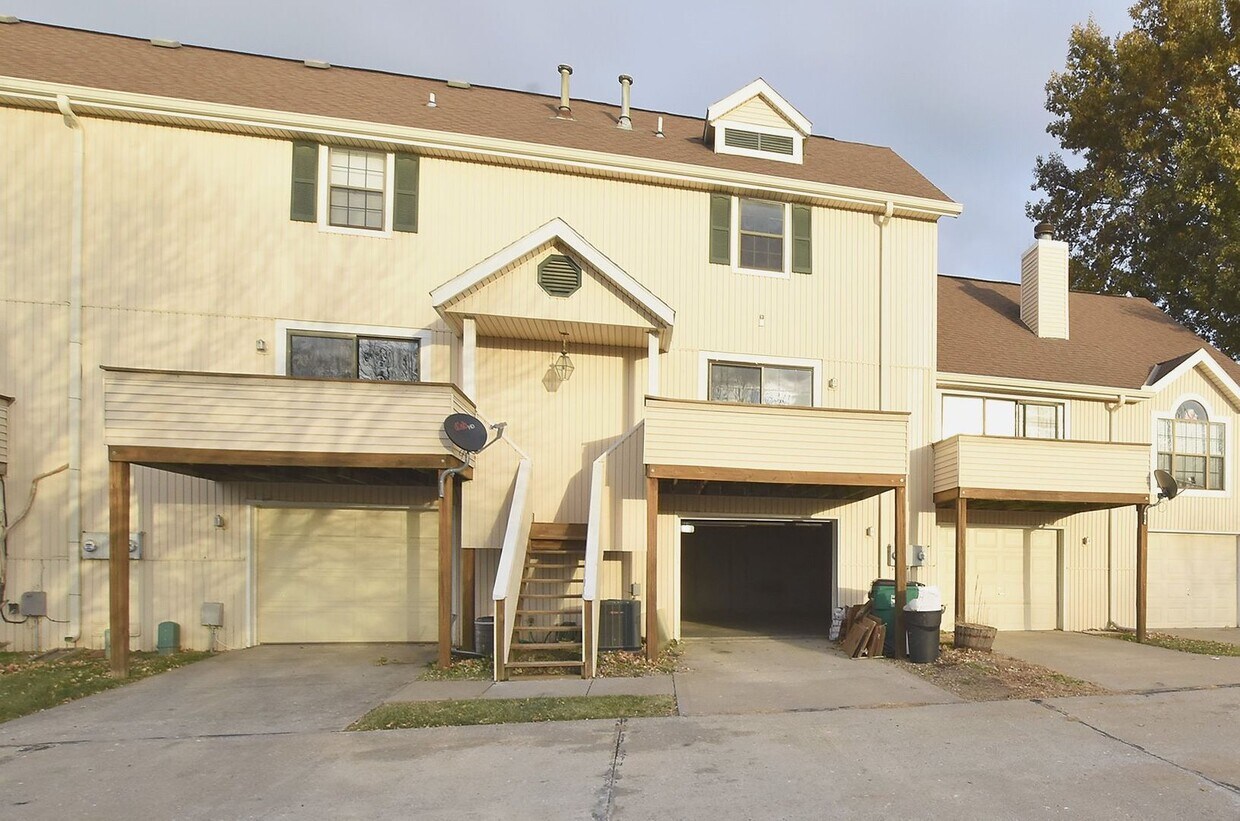 Foto principal - 2 Bedroom 1.5 Bath Townhome