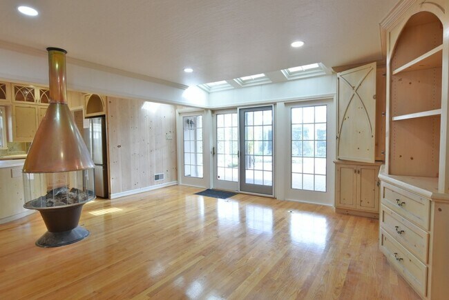 Building Photo - Charming and Spacious 3 Bed 2.5 Bath Home in Prestigious Rose Garden