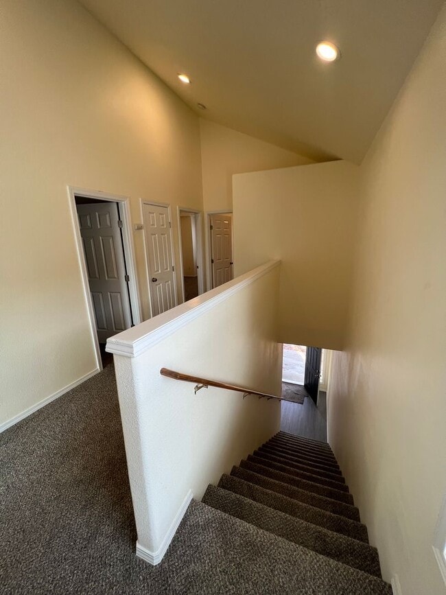 Building Photo - 3-bedroom 2 1/2 bath duplex in Springfield