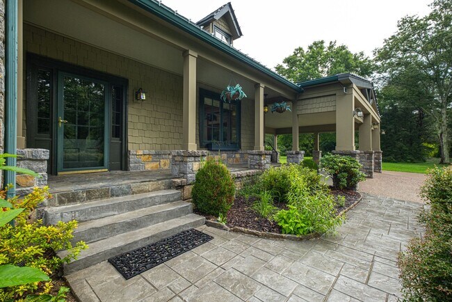 Building Photo - STUNNING 3BE/3BA in the very desirable Lei...