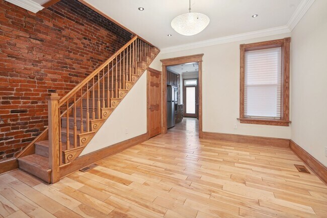 Foto del edificio - 4 beds, 3.5 Bath Victorian style row home ...