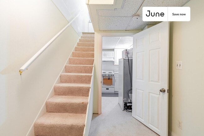 Building Photo - 216 Ascot Pl NE