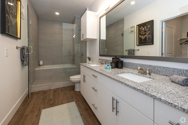 2BR, 2BA - 1,133SF - Primary Bathroom - The Hayes