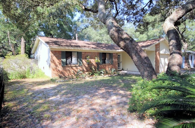 Building Photo - Central Niceville Location