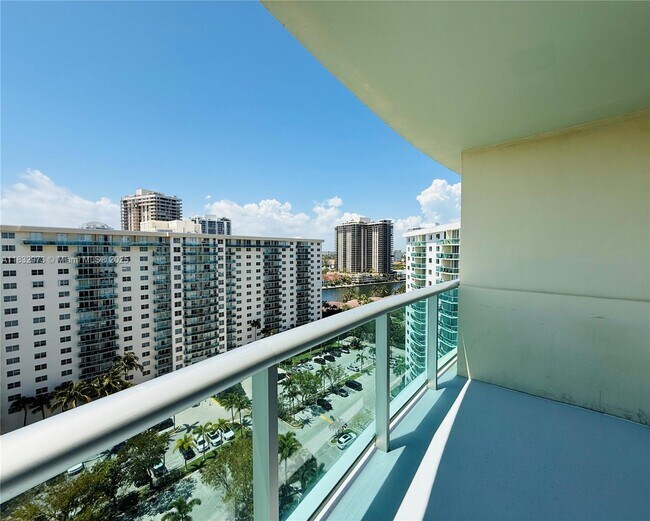 Foto del edificio - 19380 Collins Ave