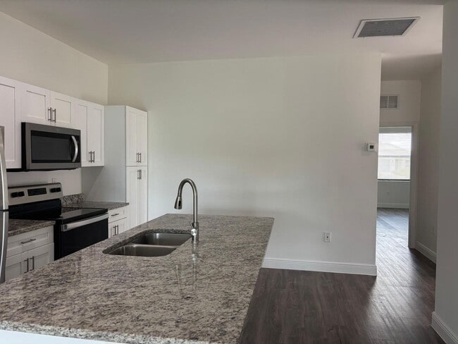 Foto del edificio - Lehigh Acres Beautiful 2 bdrm/2 bath Plus ...