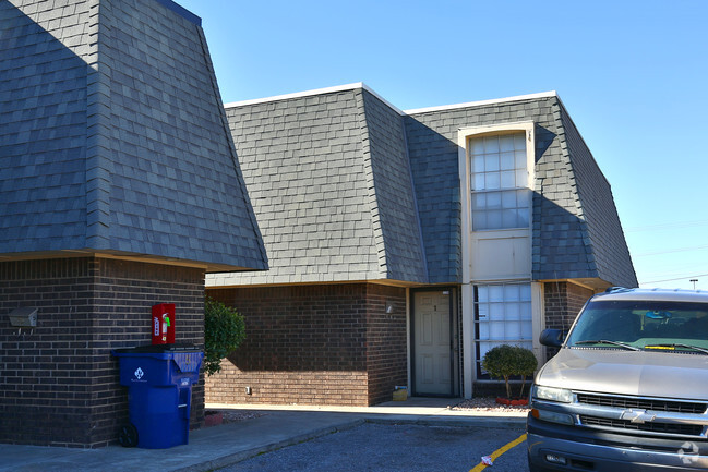 Foto del edificio - Nichols Hills Townhomes