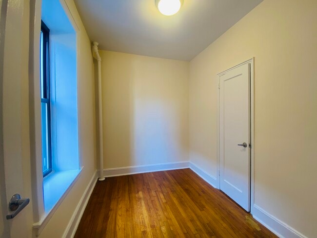 Building Photo - 235 E 38th St
