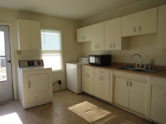 Building Photo - 2 Bed 1 Bath Apt.