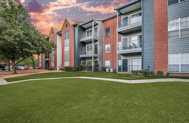 ¡Ambiente de comunidad acogedor! - Cottonwood Dallas Apartments