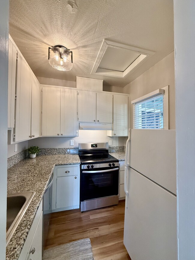 Full Kitchen w/Dishwasher - 517 13th St