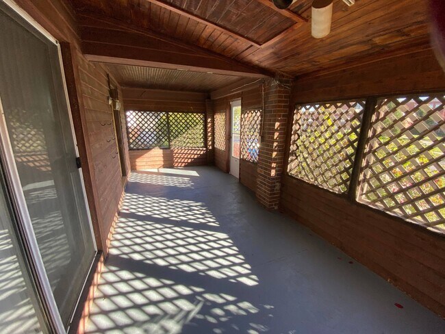 Building Photo - Hillcrest Home **Move in Special!**