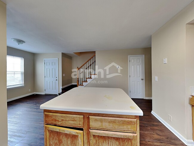 Foto del edificio - 913 Tom Hailey Blvd