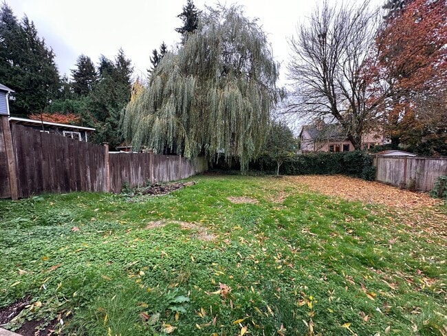 Building Photo - Charming 3 Bed 2 Bath Home with 2-Car Garage in Maple Leaf