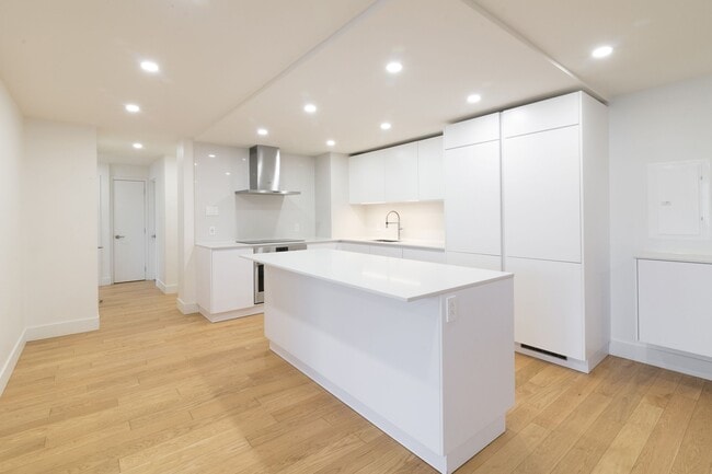 Building Photo - 4800 Maisonneuve Blvd W