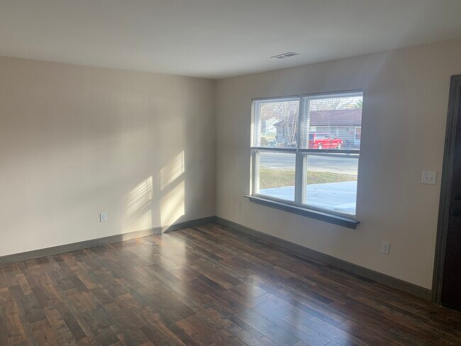 Building Photo - 309 Red Bird St