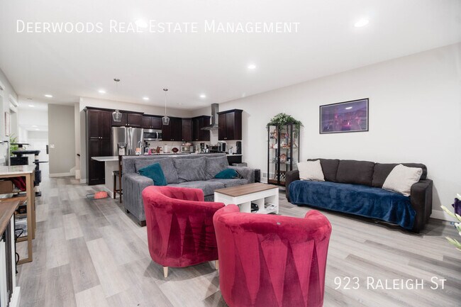 Building Photo - Spacious & Modern 3 Bed / 2.5 Bath Home Av...