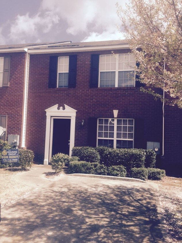 5896 Strathmoor Manor Cir, Lithonia, GA 30058 Townhome Rentals in