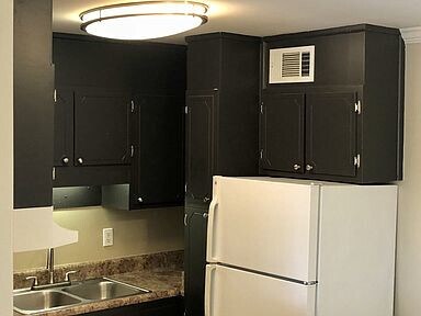 Building Photo - Fairway House