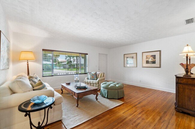 Foto del edificio - 2355 Inland Cove Rd