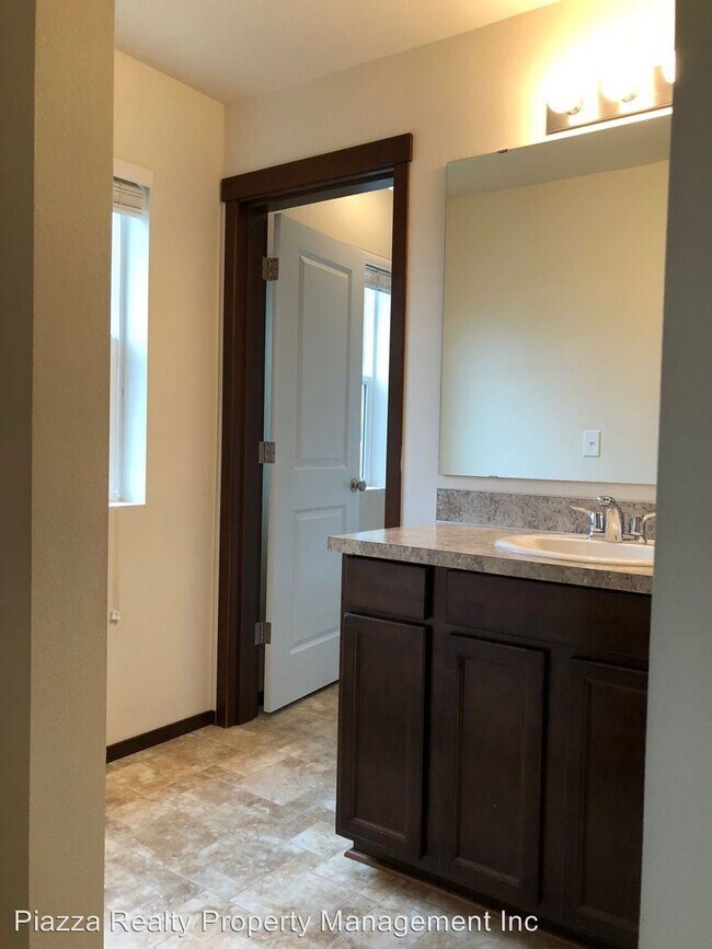 Foto del edificio - 586-586 Rose Ln