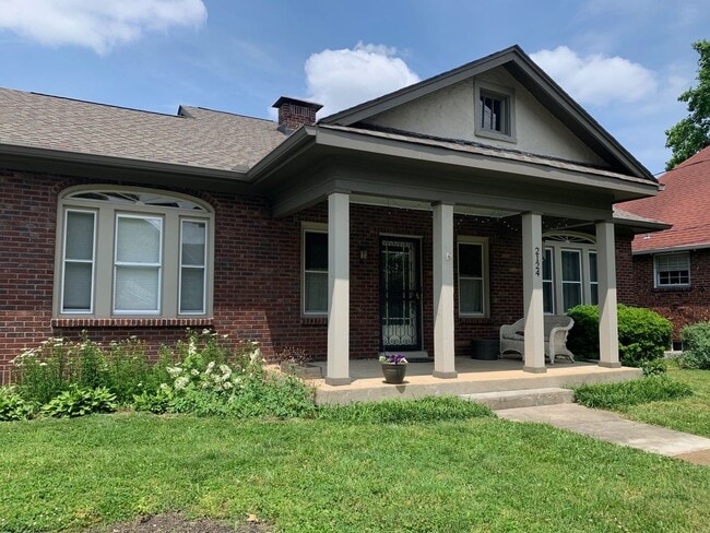 Foto del edificio - Charming Home in Belmont-Hillsboro Neighborhood, minutes to Vandy and Belmont, Fenced Yard