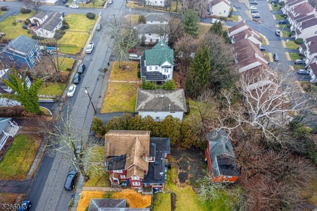 Building Photo - 435 William St