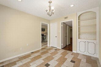Building Photo - 496 N Post Oak Ln