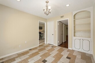 Building Photo - 496 N Post Oak Ln