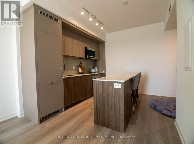 Photo du bâtiment - 863-863 St Clair Ave W