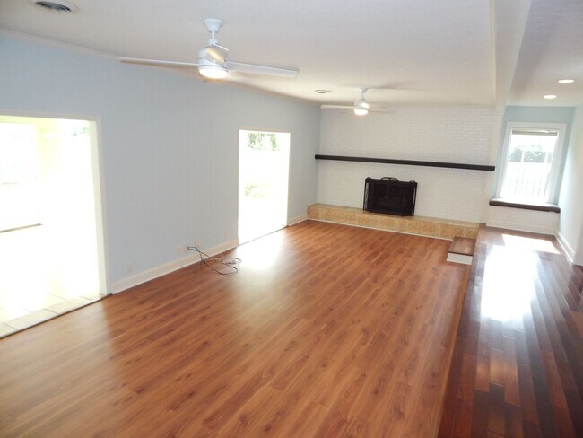 Foto del edificio - Spacious home in Pine Valley.