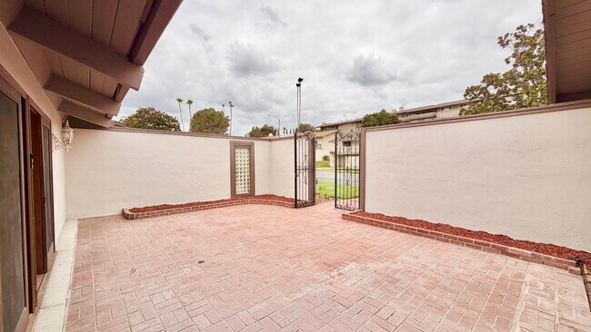 Foto del edificio - Beautiful Two-Story Home in the Lovely Gated & Private Terrace at San Luis Rey HOA Community of B...