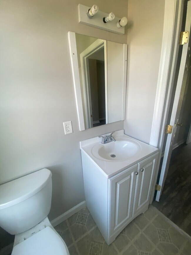 Building Photo - Beautiful updated home in Hazelwood - Avai...
