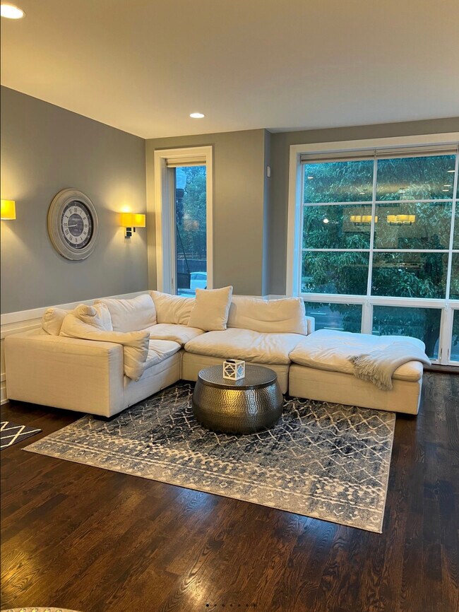 Foto del edificio - 2548 W Irving Park Rd