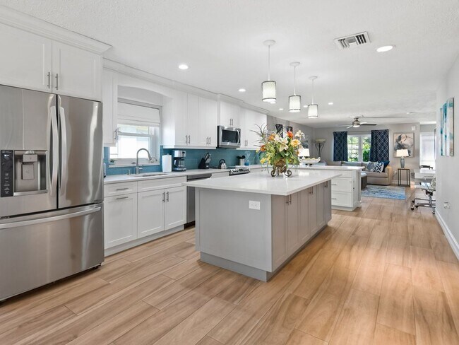 Foto del edificio - Updated 3-bedroom, 2-bath single-family home w/ Heated Saltwater Pool