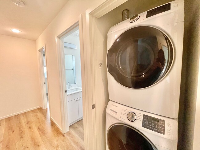 Foto del edificio - Spacious Modern Townhome in UD!!