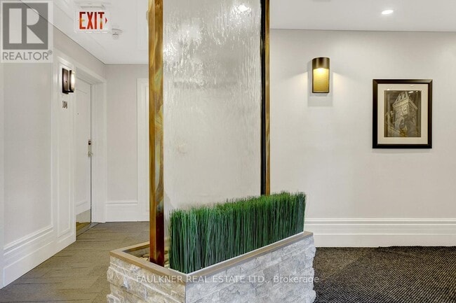 Building Photo - 550 Cambridge St S