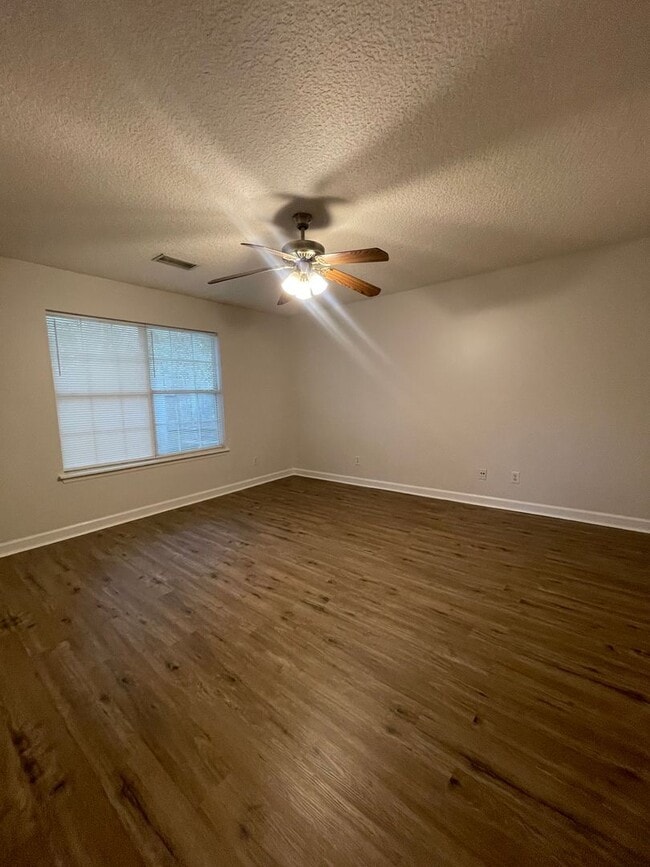 Building Photo - 186 Leeswood Cir