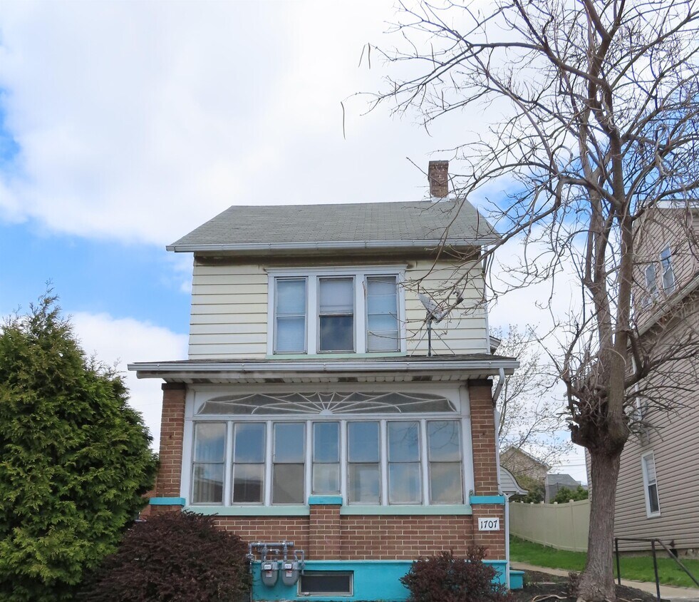 Primary Photo - 1707 Main St