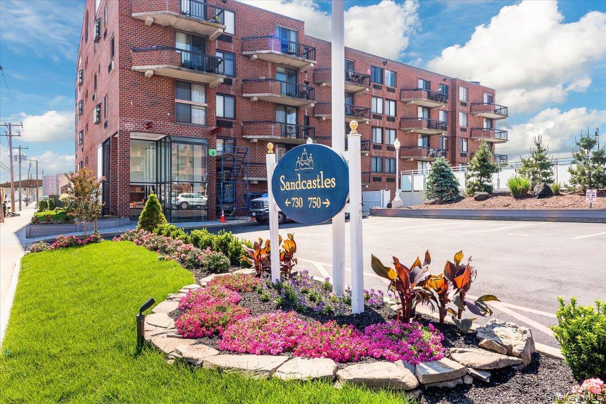 Primary Photo - 730 W Broadway